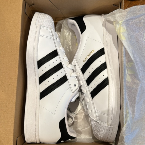 Adidas Superstar W - NWT - size 7 - Picture 2 of 5